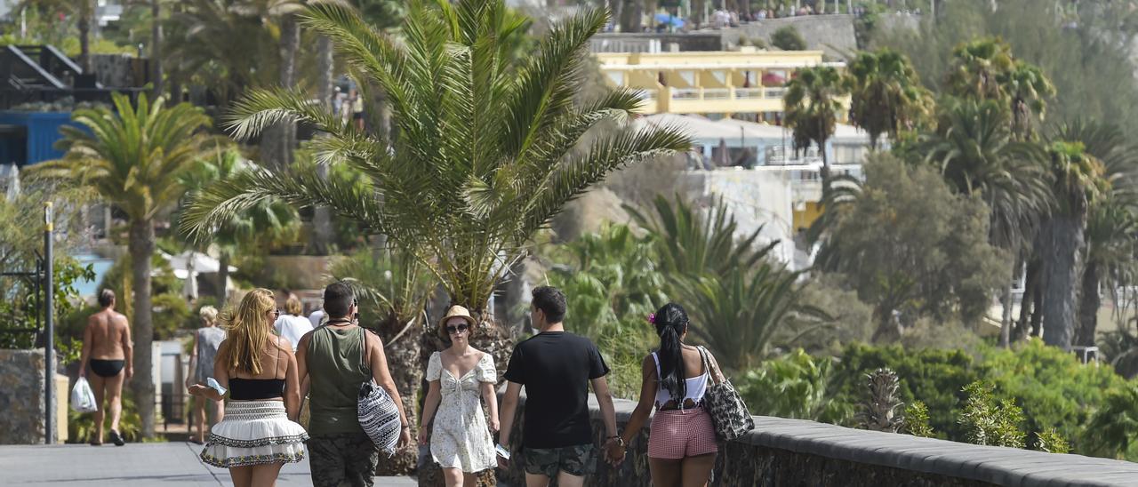 Turistas en Playa del Inglés, en el sur de Gran Canaria.