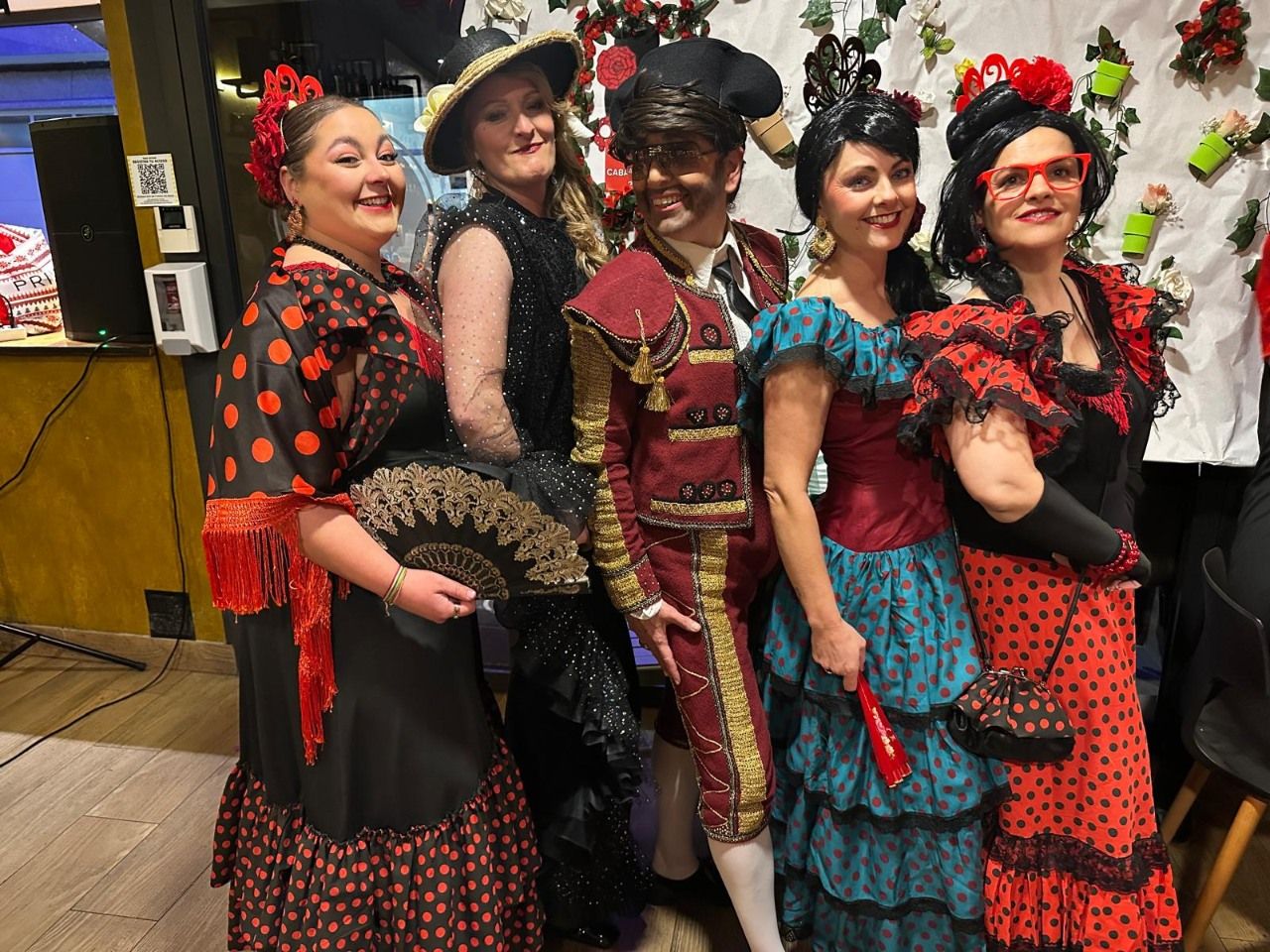 Asistentes a la fiesta de carnaval en el restaurante O 48 da Platería.