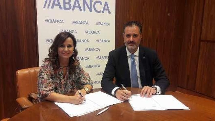Firma del acuerdo entre Beatriz Gómez y Rubén Saavedra. // FdV