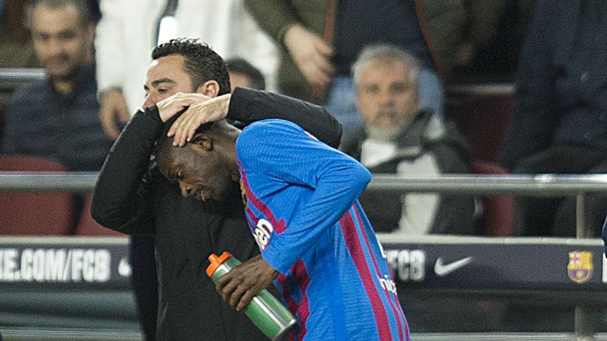 Xavi felicita en la banda a Dembelé tras su gol ante el Athletic de Bilbao en el Camp Nou