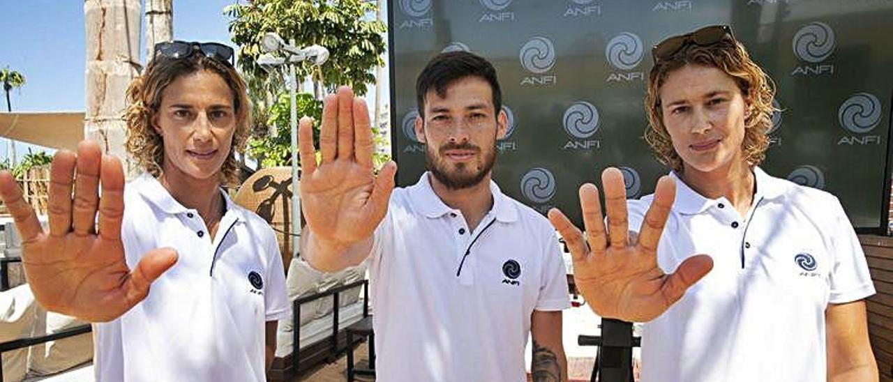 David Silva, junto a las hermanas Daida (derecha) e Iballa Ruano, durante la presentación de la campaña Stop Violence, ayer en Anfi Beach Club.