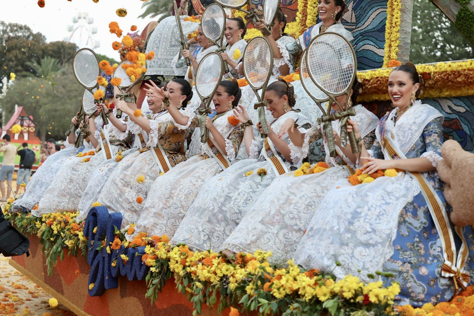 La Batalla de Flores reúne a las falleras de 2022 y 2023