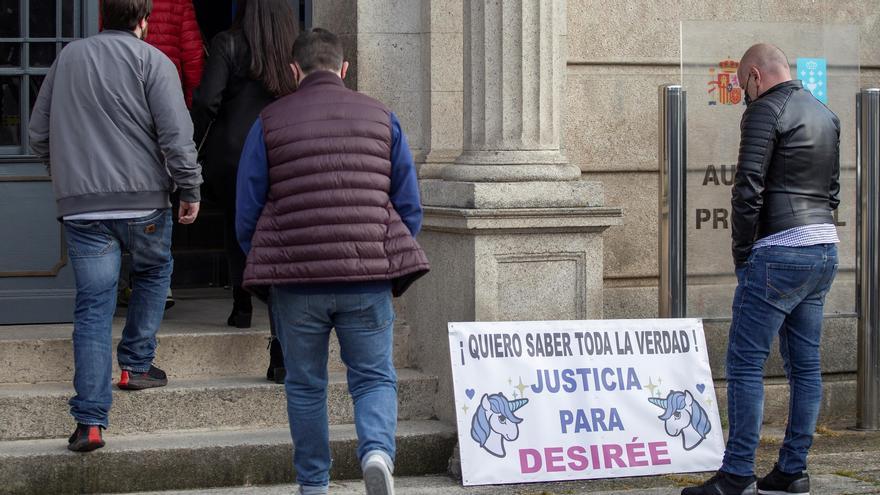 El cartel colocado por los familiares de Desirée Leal en la entrada de la Audiencia Provincial de Lugo.