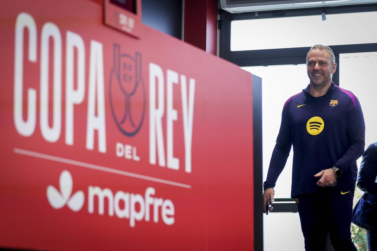 Flick entra en la sala de prensa de la ciudad deportiva.