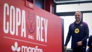 Flick entra en la sala de prensa de la ciudad deportiva.