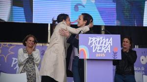 Irene Montero abrazándose a Ione Belarra en la Fiesta de la Primavera de Podemos. 		