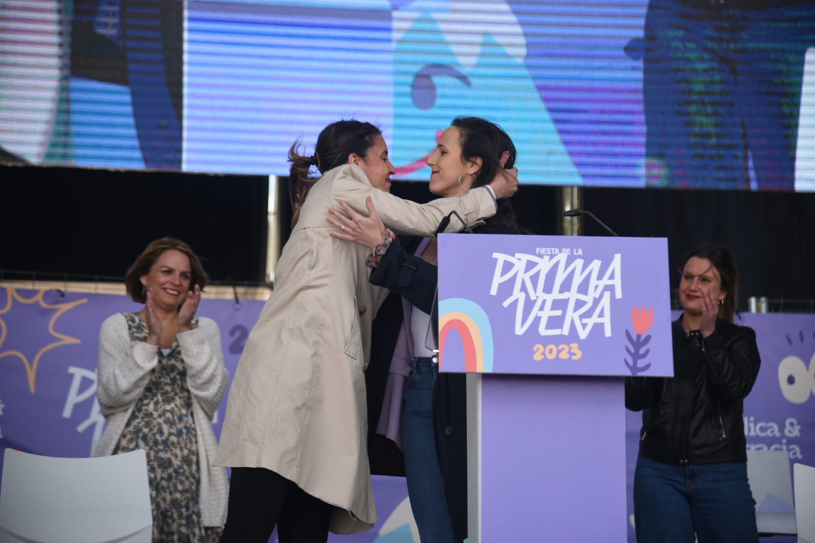 Irene Montero abrazándose a Ione Belarra en la Fiesta de la Primavera de Podemos.