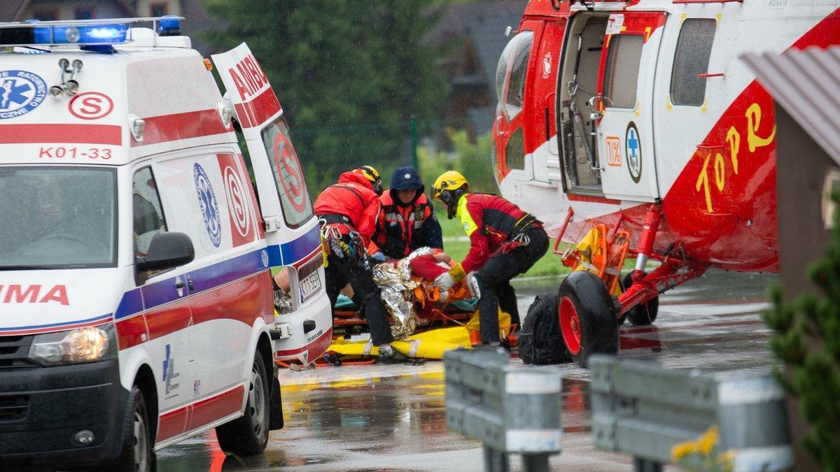 Los equipos de rescate polacos asisten a una persona alcanzada por la tormenta eléctrica en Zakopane, el 22 de agosto del 2019