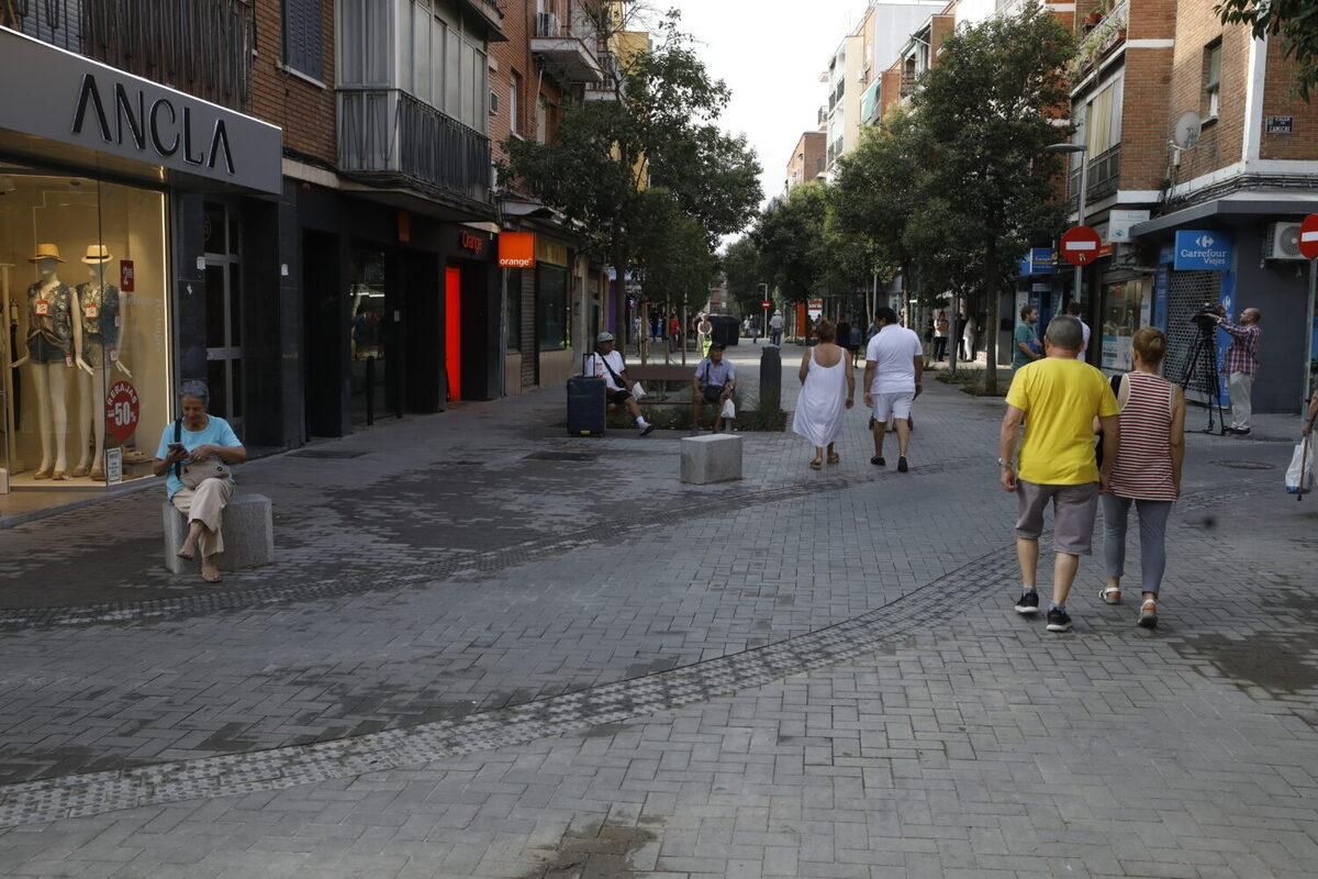 Se han creado pequeñas áreas estanciales con zonas de asiento para que la calle no solo sea un lugar de paso