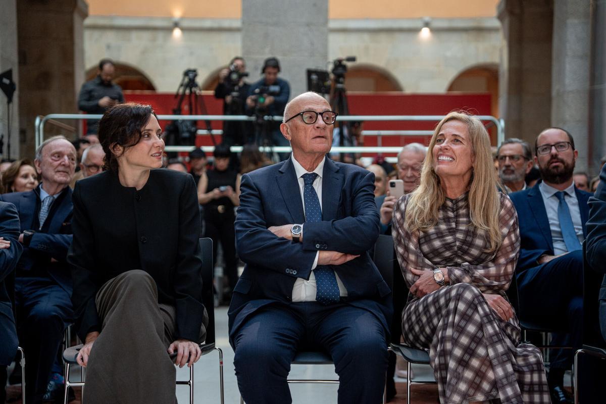 La presidenta de la Comunidad de Madrid, Isabel Díaz Ayuso, el presidente del Banco Sabadell, Josep Oliu, y la consejera de Economía, Hacienda y Empleo madrileña, Rocío Albert.