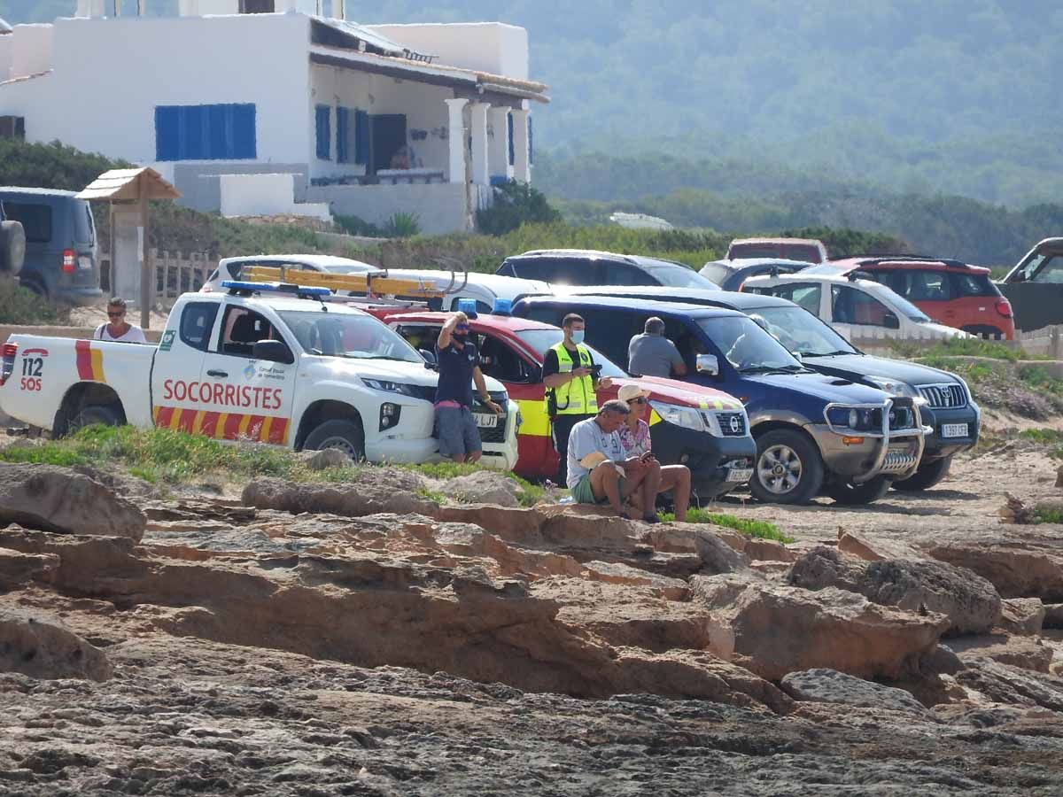 Desencallan el mercante 'River Thames' tras más de cuatro horas de trabajo en Formentera