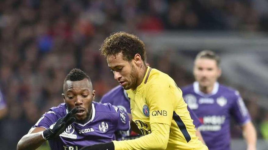 Neymar, con el balón en el partido contra el Toulouse.