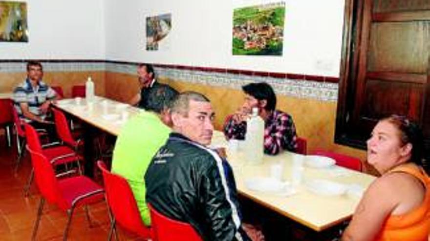 El comedor Casa Betania ofrece ayuda a un centenar de personas