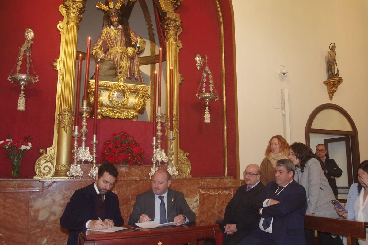Firma del contrato para la realización de 'La Cruz del Mundo', sobre la que girará la celebración del L Aniversario de la bendición del Nazareno de los Pasos en el Monte Calvario, de la cofradía del Rocío