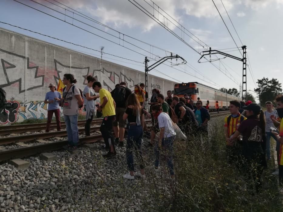 Tallen les vies del tren i el TAV a l''Avellaneda i fan barricades