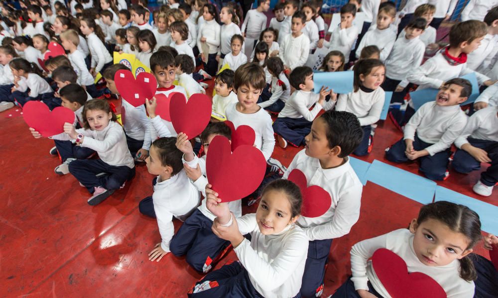 Multitudinario mosaico por la paz en el colegio Agustinos de Alicante