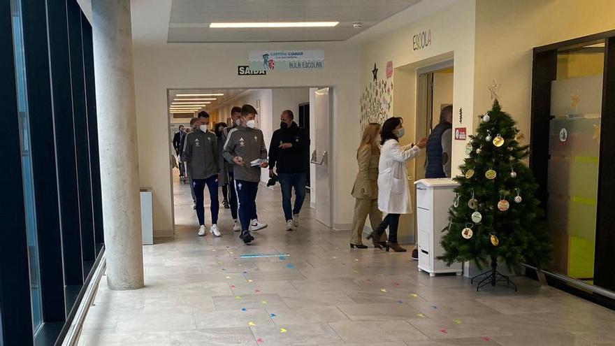 Jugadores de la primera plantilla, en los pasillos del hospital Álvaro Cunqueiro.