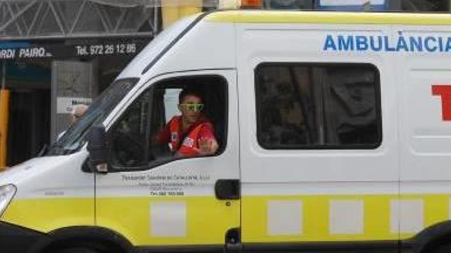 Una ambulància de TSC a Girona, en una imatge d&#039;arxiu.