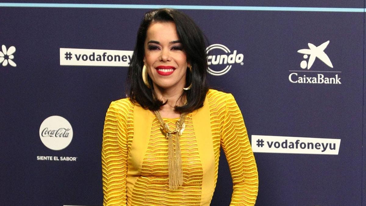 Beatriz Luengo, con un look muy llamativo en los Premios 40 Principales