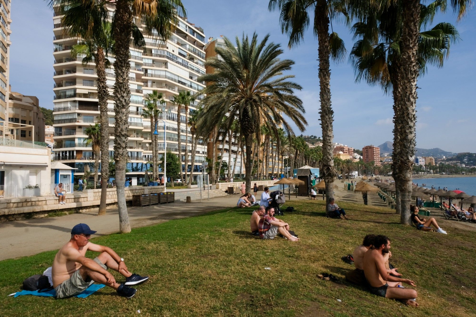 Inusual inicio del puente de Todos los Santos en la playa en Málaga