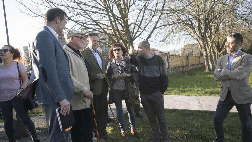 Reunión de Canteli, ayer, con la plataforma SOS Viejo HUCA.