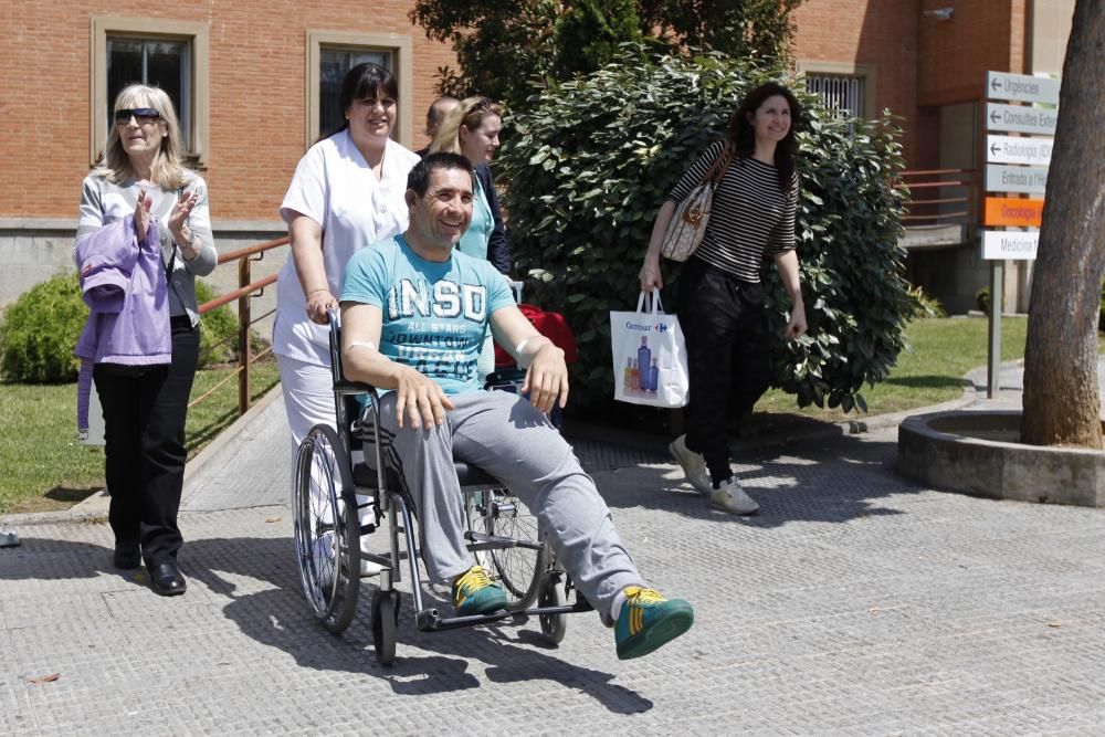 Ciclistes donen suport al medallista olímpic Josep Antoni Escuredo en sortir de l''hospital després de ser atropellat per un taxista