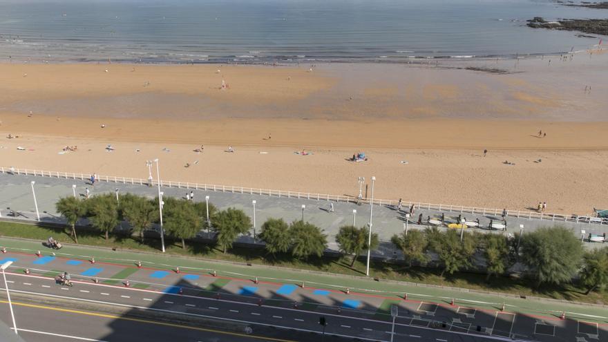 Paseantes en la nueva zona peatonal del Muro.