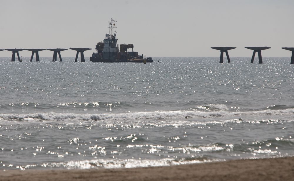 Los trabajos en el Pantalán del Port de Sagunt desdibujan la silueta de la icónica construcción ligada a la siderurgia