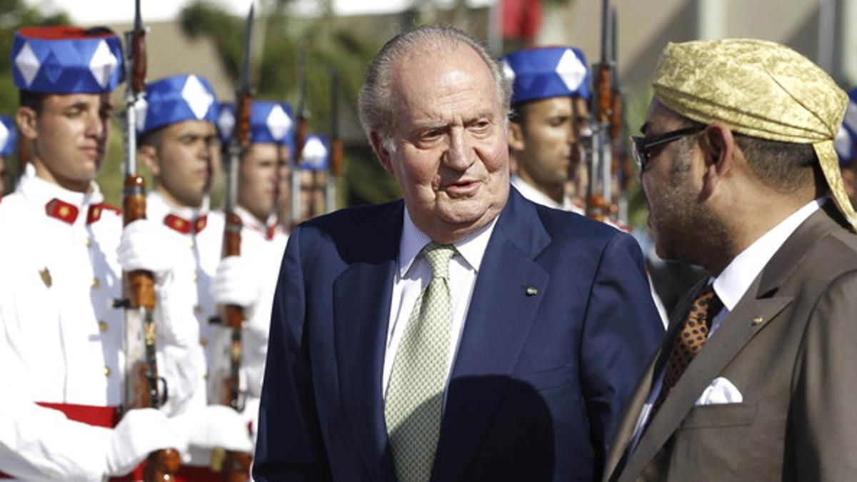 Los reyes Juan carlos y Mohamed VI, el pasado día 18, en el aeropuerto de Rabat.