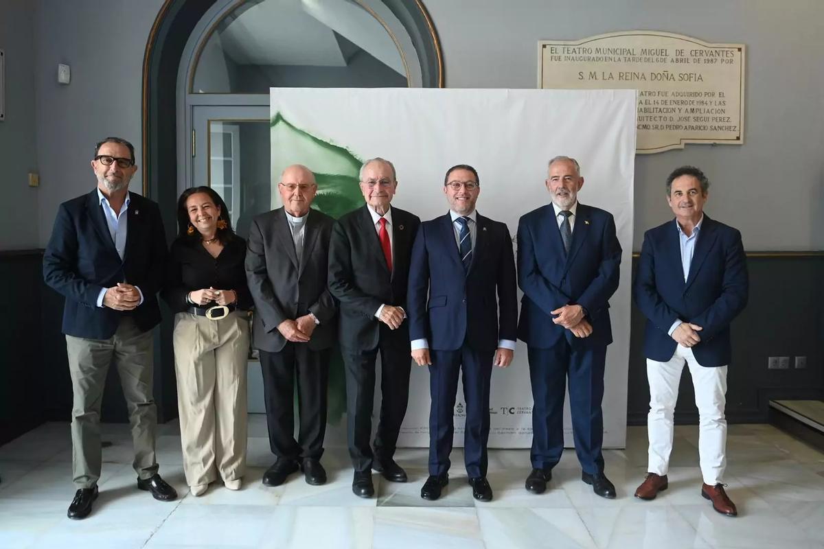 El hermano mayor de la Esperanza, Sergio Morales, junto al alcalde de Málaga, Francisco de la Torre, y distintos representantes institucionales en la presentación del documental en el Teatro Cervantes.