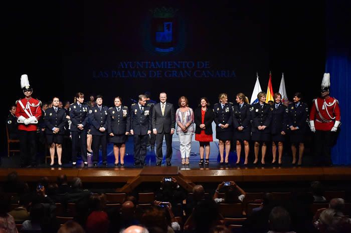 Entrega de Honores y distinciones por el día de ...