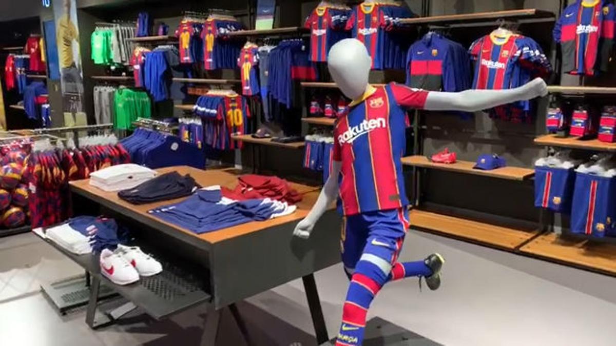 Así lucen las nuevas camisetas del FC Barcelona en la tienda oficial del club