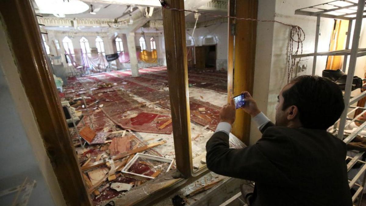 Un home fotografia l’interior de la mesquita sinistrada | EFE