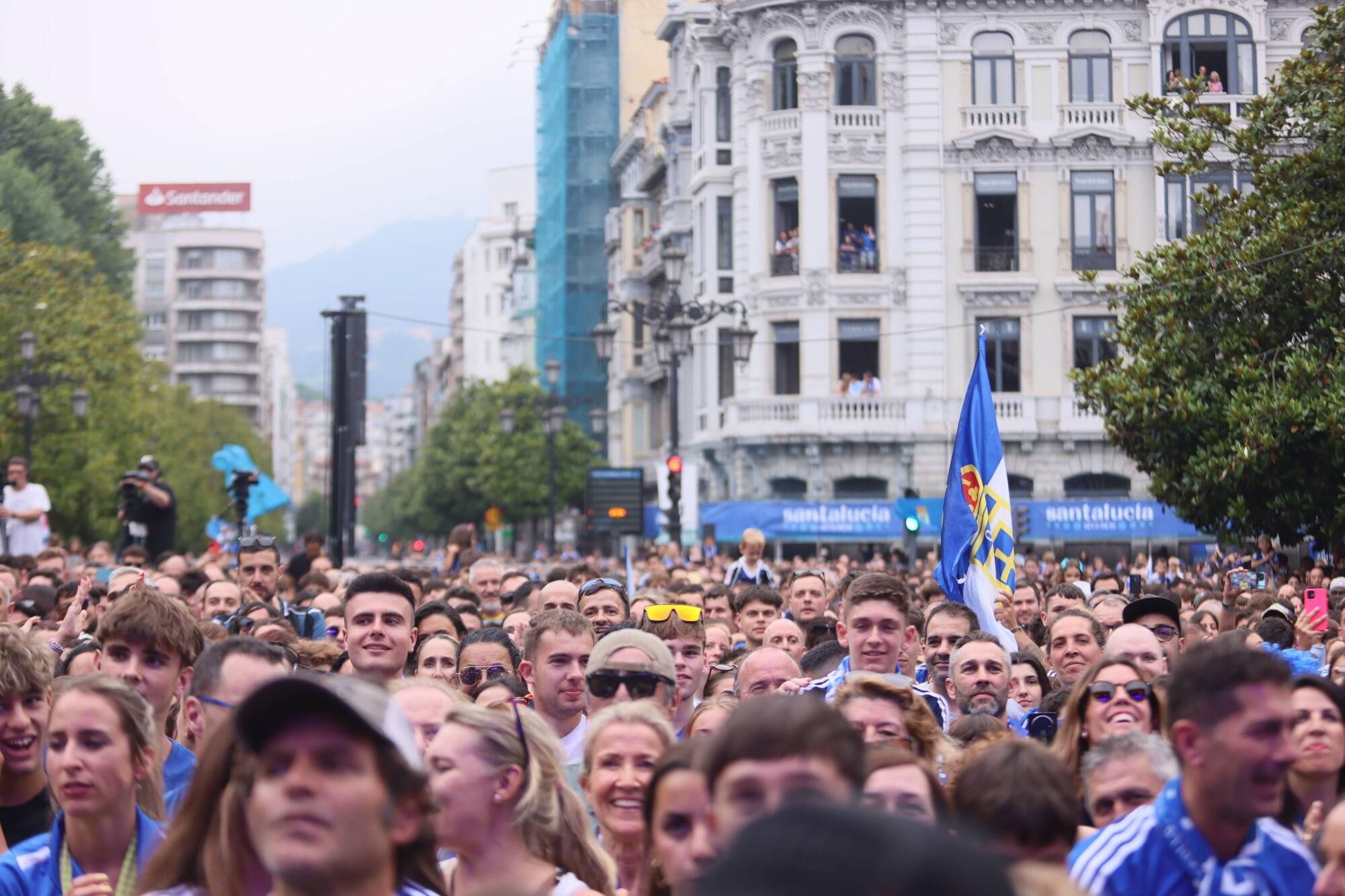 Locura azul en las calles de Oviedo para celebrar el ascenso del equipo a Primera División