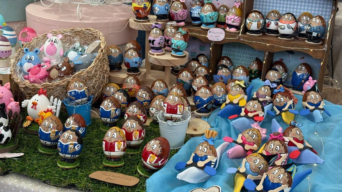 Así se vivió el mercado de Güevos Pintos en Pola de Siero: arte, color y tradición en el parque Alfonso X El Sabio