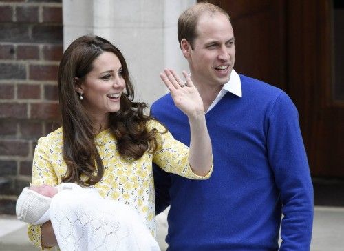 Los Duques de Cambridge abandonan el hospital con su hija