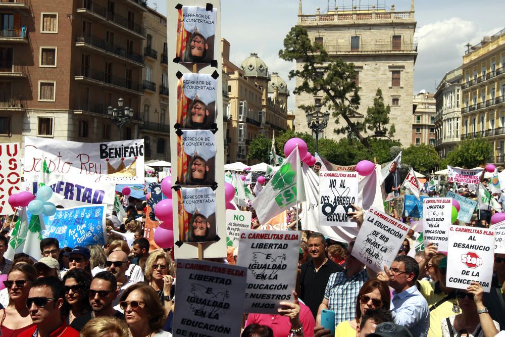 Cientos de alicantinos, en la protesta contra Marzà en Valencia