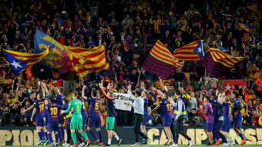 Los jugadores del Barcelona celebran una victoria sobre el césped del Camp Nou