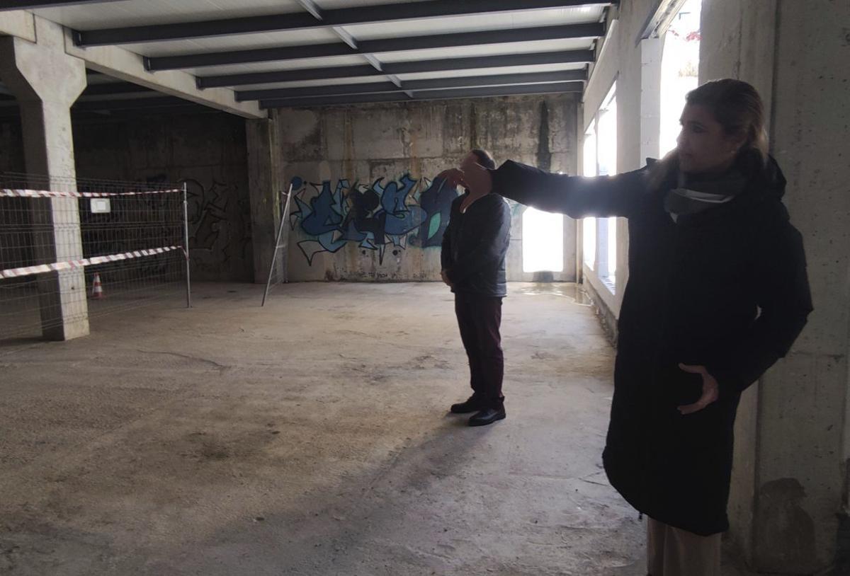 La concejala de Deportes y el de Disciplina Urbanística en la zona del gimnasio. | E. P.