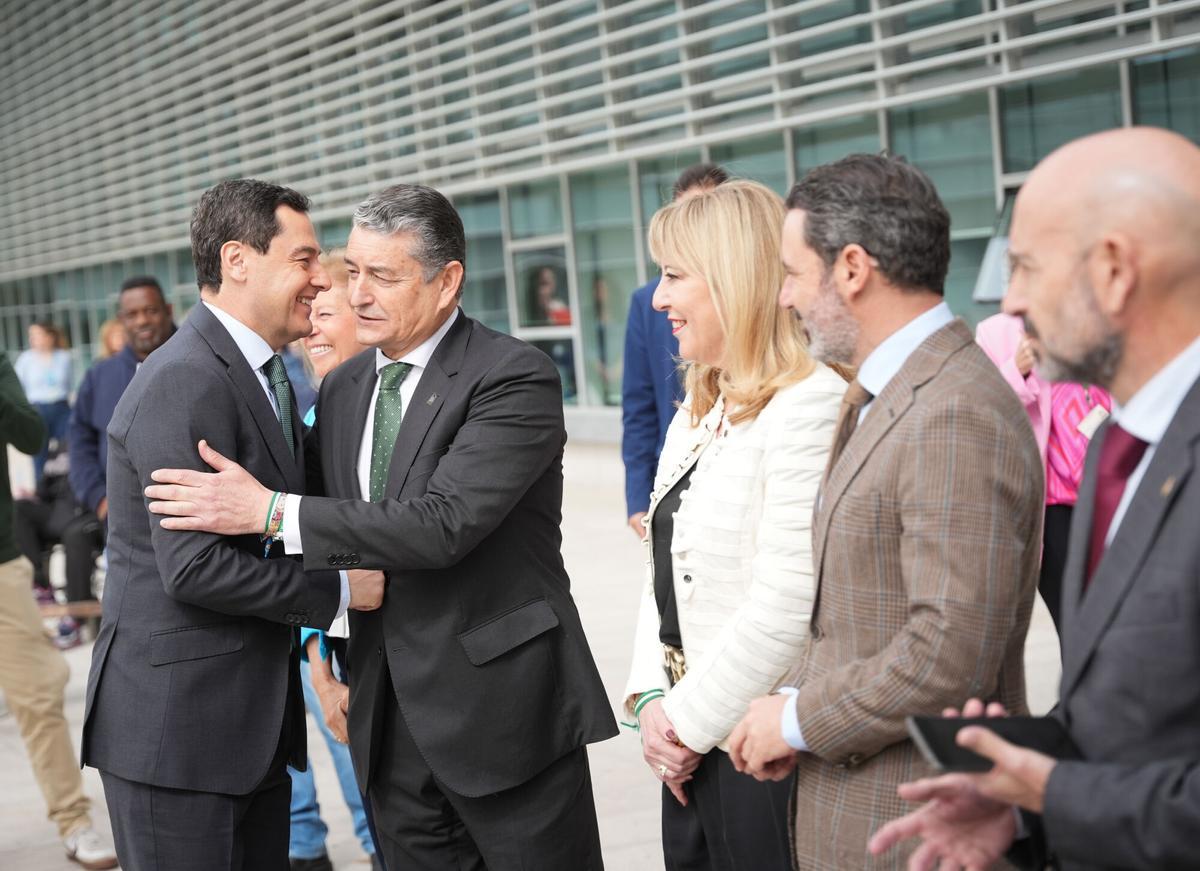 Saludo entre los representantes políticos en el acto inaugural de las nuevas instalaciones del Hospital Universitario Costa del Sol