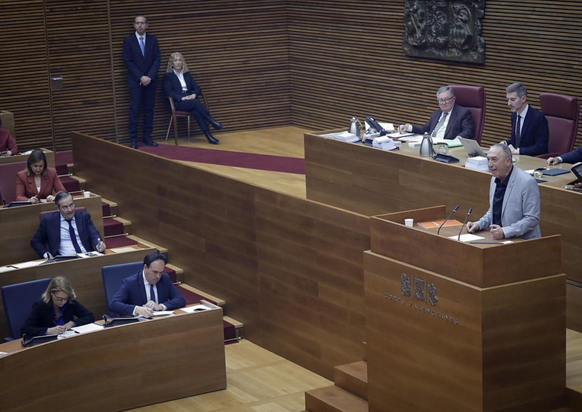 Joan Baldoví debate con Llorca en la sesión de control de las Corts, este jueves.