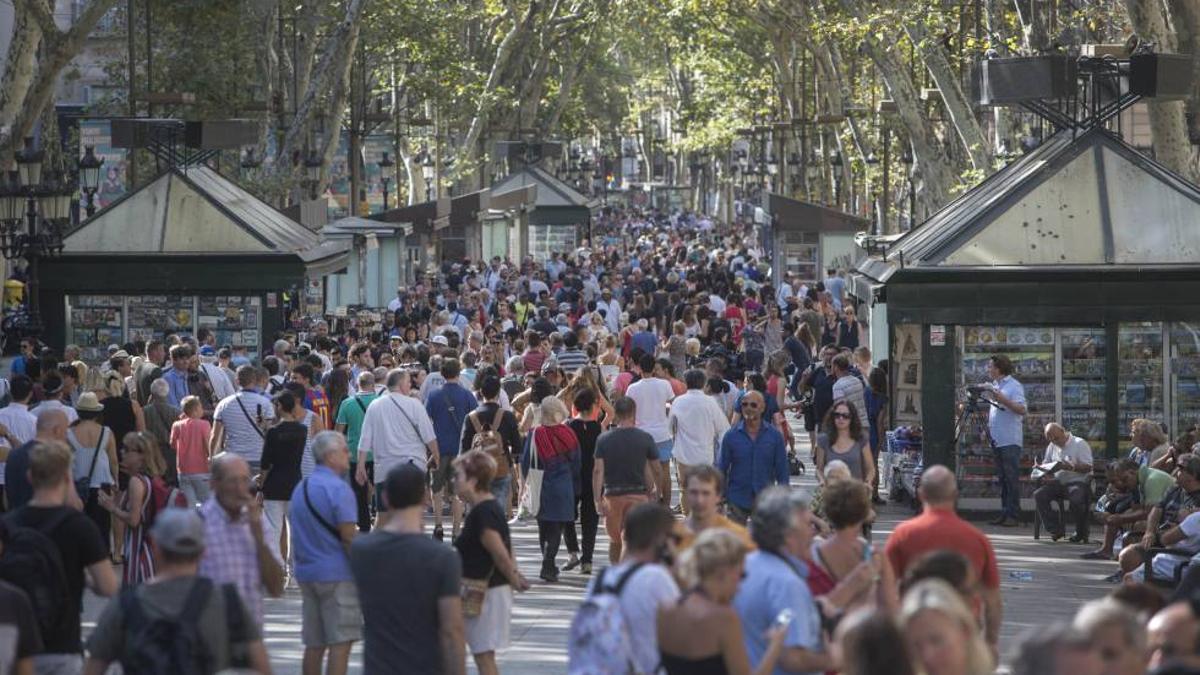 Vista general de las Ramblas llena de gente paseando.