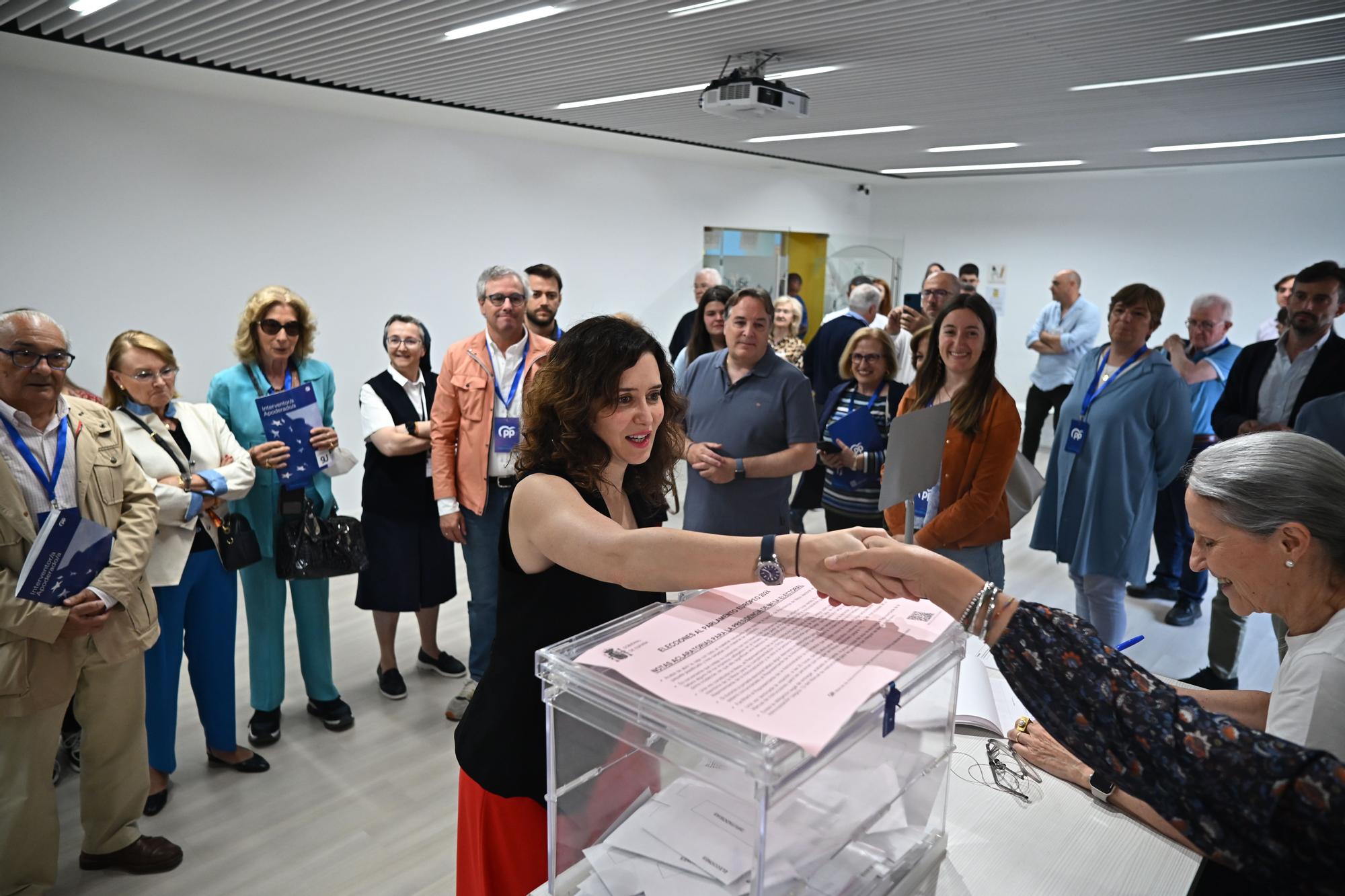 La presidenta de Madrid, Isabel Díaz Ayuso, vota en las elecciones europeas