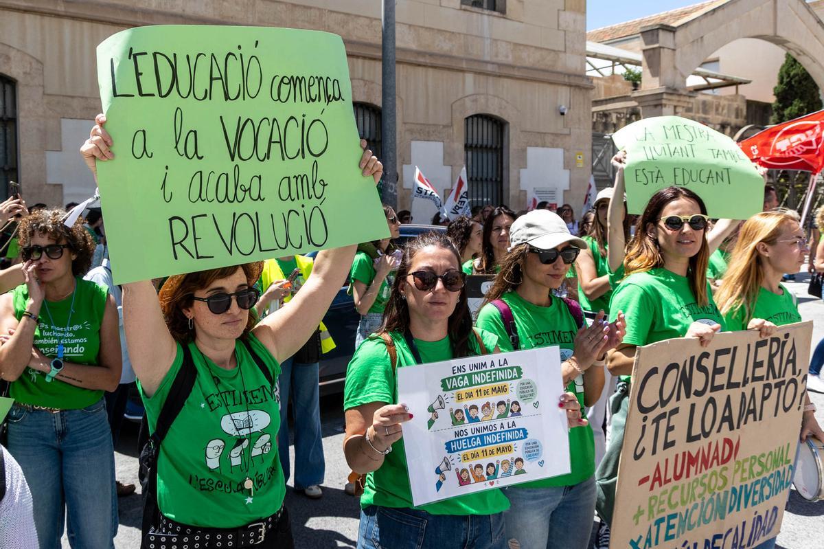 Las calles de Alicante se tiñen de verde por la manifestación de profesores el primer día de huelga de educación