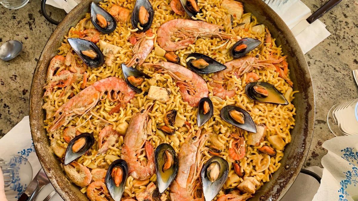 La fideuà, plato popular de la gastronomía valenciana