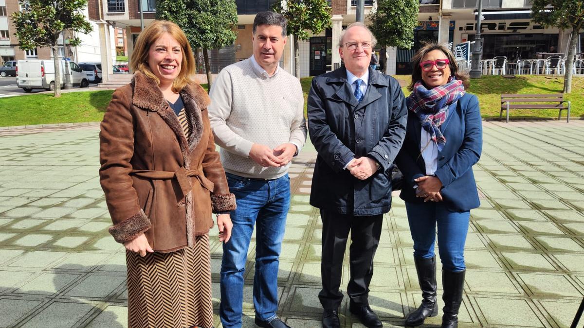 Por la izquierda Nuria Niño, Silverio Argüelles, José Agustín Cuervas-Mons y Sandra Camino, en Posada de Llanera.