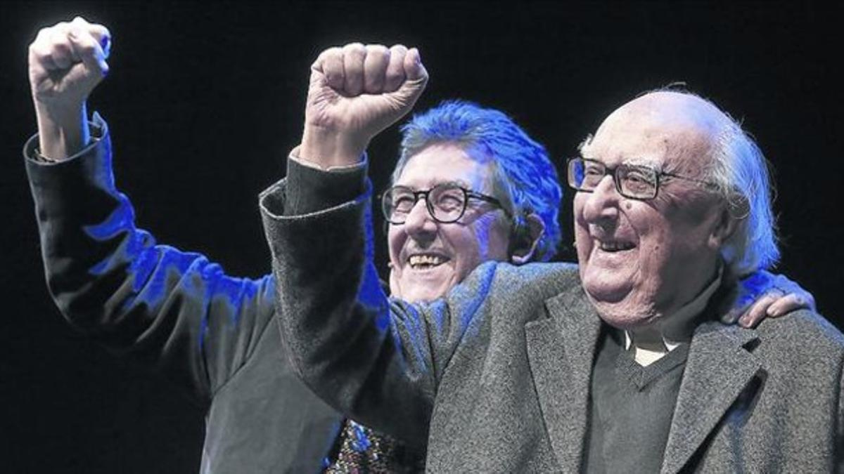 Puño en alto 8Andrea Camilleri, con Paco Camarasa (detrás), ayer tras finalizar la charla ante los lectores.