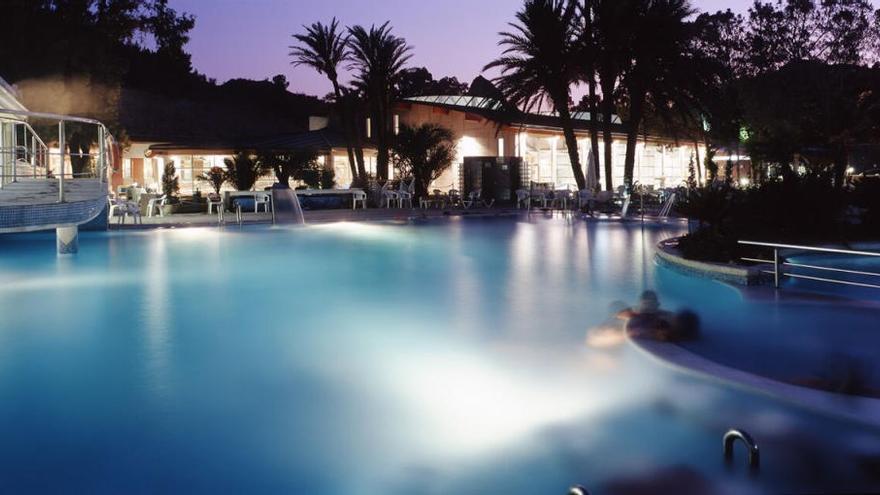 Entre las instalaciones del Balneario de Archena se incluyen piscinas termales nocturnas.