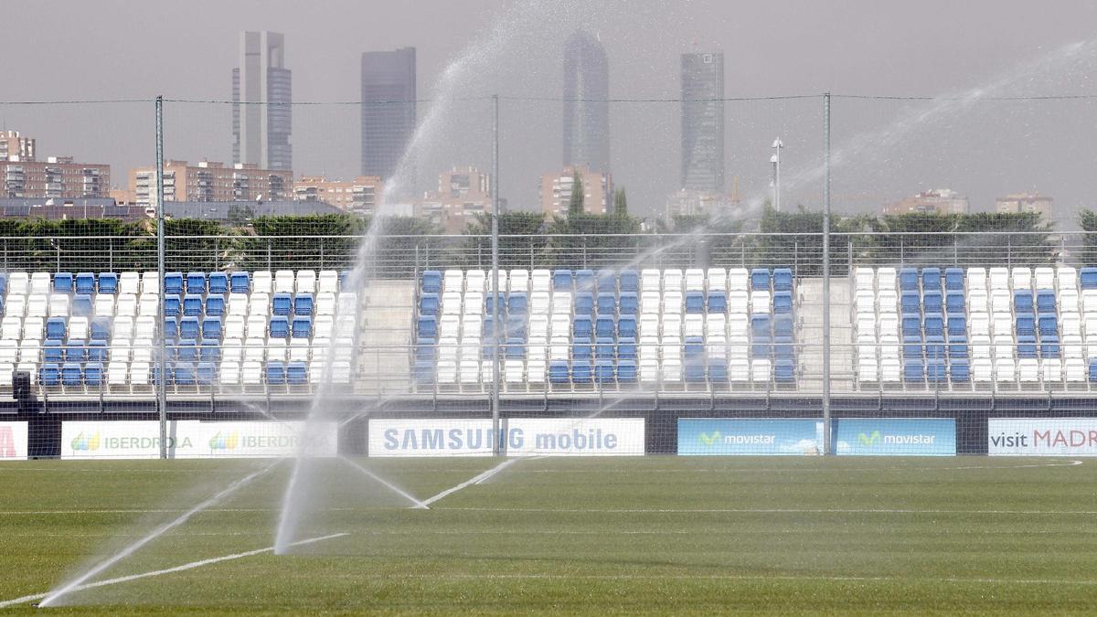La plantilla del Madrid entrena en Valdebebas con la ciudad al fondo.