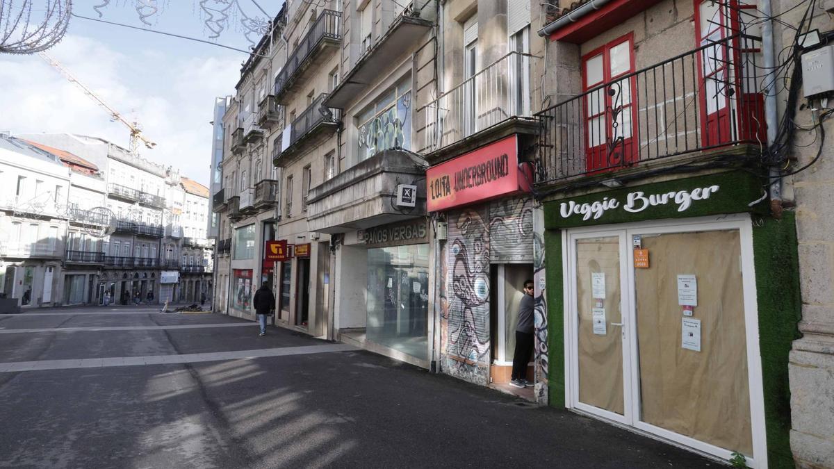 Elduayen, una calle céntrica y renovada pero con la mitad de sus bajos cerrados